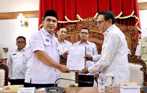 Wakil Bupati Pati Risma Ardi Chandra saat menerima surat penugasan menjadi Plt Bupati oleh Wakil Gubernur Jateng di Pendopo Pati. (Foto: Liputan6.com/arief Pramono).