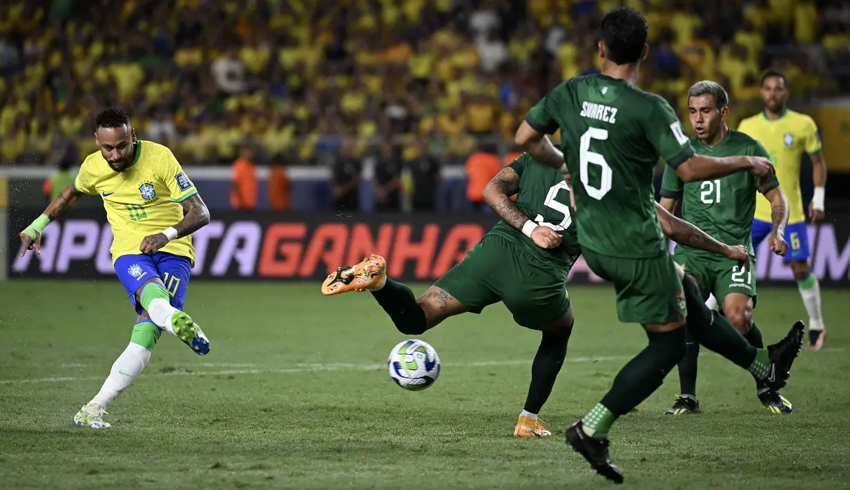 Pemain Brasil, Neymar mencetak gol ke gawang Bolivia pada laga Kualifikasi Piala Dunia 2026 di Jornalista Edgar Proença 'Mangueirao' stadium, Belem, Brasil, Sabtu (9/9/2023) pagi WIB. Neymar telah mencetak gol sebanyak 79 gol dalam 125 laga. (AFP/Carl De Souza)