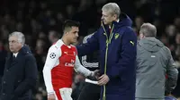 Ekspresi Alexis Sanchez saat ditarik keluar oleh pelatih Arsene Wenger saat bertanding melawan Bayern Muenchen pada leg kedua 16 besar Liga Champions di Stadion Emirates, Inggris (8/3). Arsenal kalah dari Bayern 5-1. (AFP PHOTO / IKIMAGES / Ian Kington)