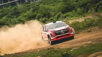 Rifat Sungkar dan navigator M. Redwan membuktikan mobil Xpander AP4 bisa tampil kompetitif pada ajang Meikarta Sprint Rally 2020 di Kawasan Meikarta, Cikarang, Jawa Barat, 31 Oktober–1 November 2020. (Istimewa)