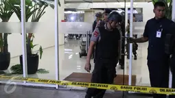 Polda Metro Jaya melakukan olah TKP penyebab ledakan di lokasi ledakan di kantin Mal Alam Sutera, Tangerang, Banten, Rabu (28/10). Polda Metro Jaya memastikan sumber ledakan itu adalah bom rakitan dan berdaya ledak rendah. (Liputan6.com/Herman Zakharia)