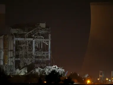 Sisa-sisa bangunan setelah ledakan yang terjadi di komplek pembangkit listrik Didcot di Oxfordshire, Inggris, Selasa (23/2). Satu orang tewas, lima terluka dan tiga lainnya dinyatakan masih hilang karena tertimpa reruntuhan bangunan (REUTERS/Peter Nichol)
