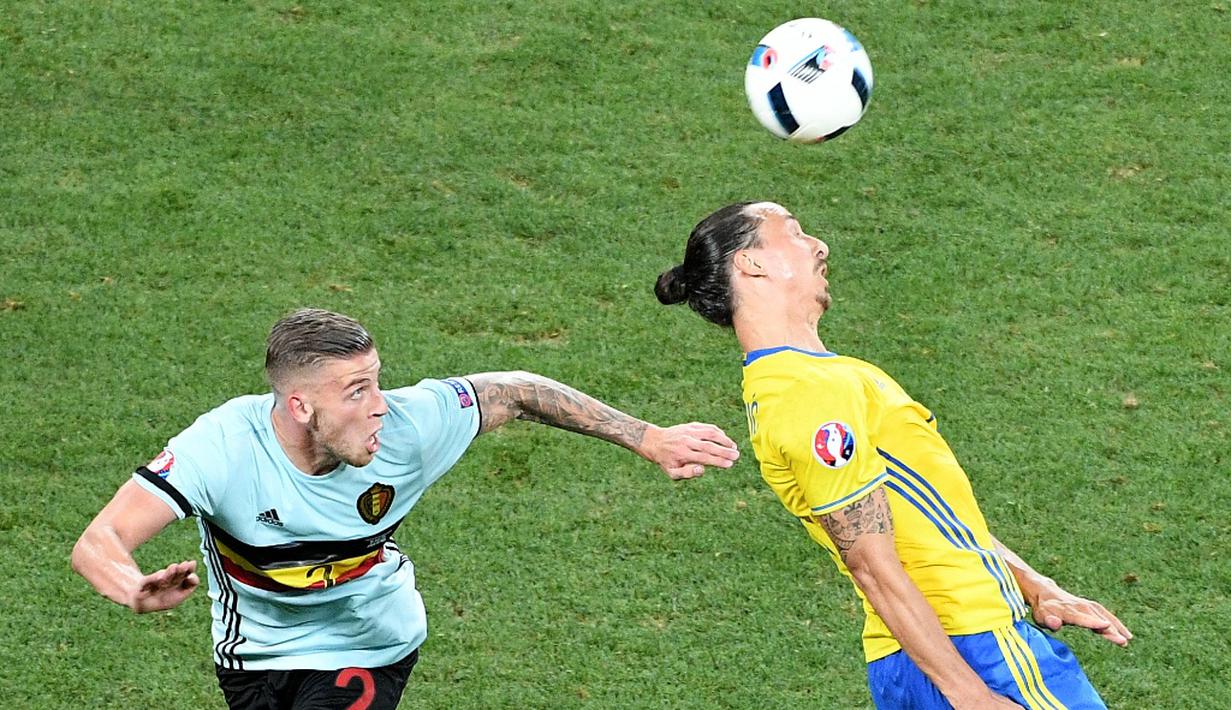 Pemain Belgia, Toby Alderweireld, berebut bola dengan striker Swedia, Zlatan Ibrahimovic, pada laga terakhir Grup E Piala Eropa 2016 di Allianz Riviera, Nice, Kamis (23/6/2016) dini hari WIB. (AFP/Vincenzo Pinto)
