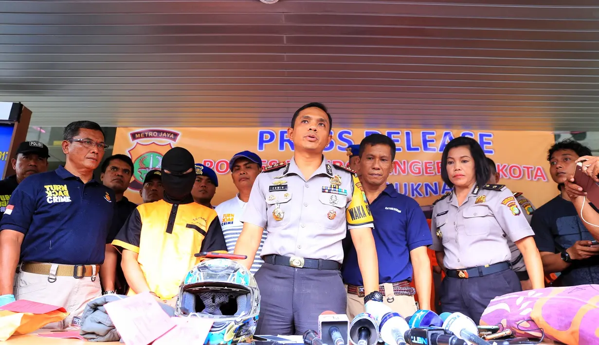Pihak Kepolisian Polres Metro Tangerang Kota membeberkan temuan sebagai barang bukti kasus penganiayaan serta percobaan perkosaan yang dialami oleh Farah Dibba. (Adrian Putra/Bintang.com)