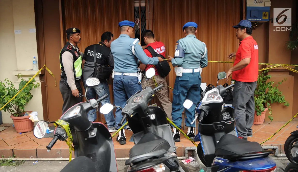 Sejumlah petugas berdiri di depan lokasi pesta gay di Atlantis Gym, Kelapa Gading, Jakarta, Selasa (23/5). Ruko tiga lantai ini dijadikan sebagai tempat pesta gay oleh 141orang pria. (Liputan6.com/Gempur M Surya)