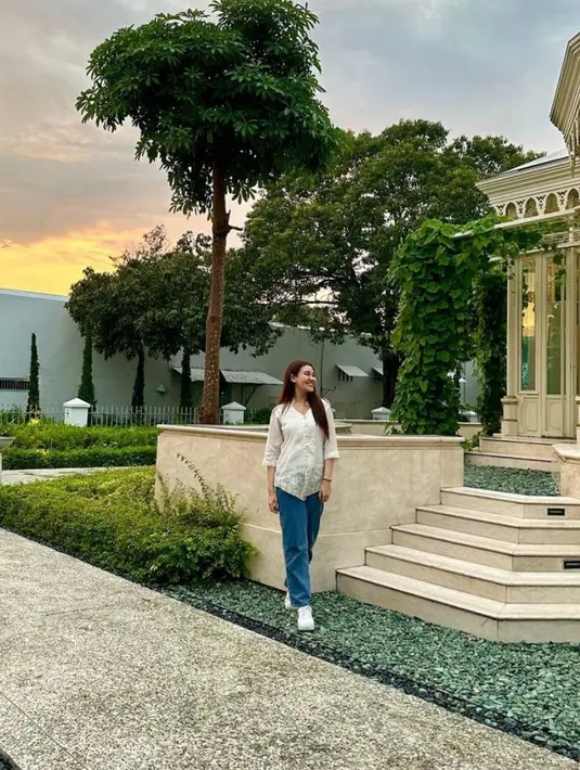 Di momen itu, Aaliyah tampil anggun mengenakan kebaya encim berwarna putih yang dipadukan dengan celana jeans warna biru,