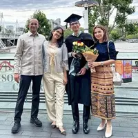 Bersama suami dan putrinya, Najwa pun hadir di wisuda Izzat yang lulus dari Department of Government dalam kurun waktu tiga tahun. @najwashihab