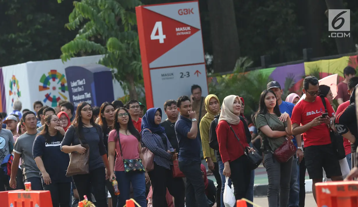 Antrean calon penonton untuk mendapatkan tiket final bulu tangkis beregu putra di sekitar tiket boks di kawasan GBK, Jakarta, Rabu (22/8). Laga final bulu tangkis beregu putra mempertemukan Indonesia melawan China. (Liputan6.com/Helmi Fithriansyah)