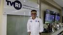 Dirut TVRI, Helmi Yahya, berpose di depan logo TVRI, Jakarta, Rabu (31/7). TVRI secara resmi akan menjadi official broadcaster partner untuk penayangan Liga Inggris musim depan.(Bola.com/M iqbal Ichsan)