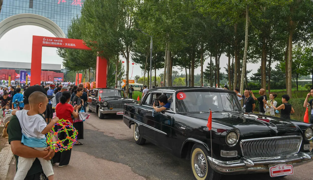 Iring-iringan kendaraan memulai tur keliling kota sebagai bagian dari acara pameran produk dan budaya Hongqi, merek otomotif ikonis China, yang digelar di Changchun, Provinsi Jilin, China timur laut, pada 28 Juli 2020. (Xinhua/Zhang Nan)