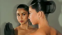 Tidak hanya penampilannya yang mencuri perhatian, kemenangan Aghniny pun mengukuhkan posisinya di dunia perfilman Indonesia. Dalam film "Tuhan, Izinkan Aku Berdosa," yang disutradarai oleh Hanung Bramantyo, Aghniny memerankan tokoh Kiran, karakter kompleks yang menuntut dedikasi tinggi. Film ini sendiri diadaptasi dari novel terkenal karya Muhidin Dahlan. (Liputan6.com/IG/@aghninyhaque)