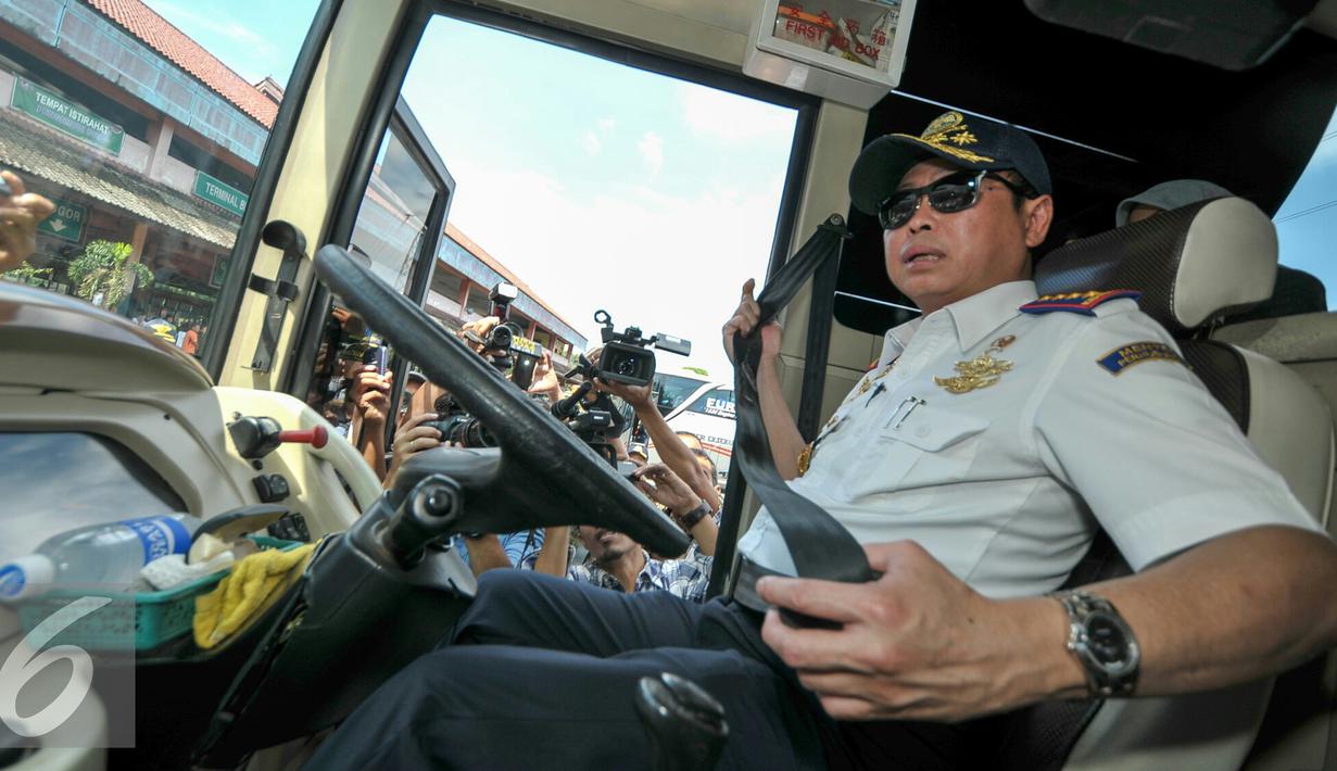 Menteri Perhubungan, Ignasius Jonan memeriksa sabuk pengaman bus pengemudi yang tidak berfungsi, Jakarta, Jumat (24/6). Menhub Jonan tinjau kesiapan Terminal Kampung Rambutan jelang arus mudik. (Liputan6.com/Yoppy Renato)