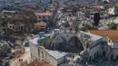 Sebuah foto udara yang diambil pada 11 Februari 2023 menunjukkan masjid Habib-i Neccar yang hancur di kota bersejarah Antakya, Turki. Beberapa catatan menyebutkan, bangunan aslinya berasal dari pertengahan abad ke-7. (Photo by Yasin AKGUL / AFP)