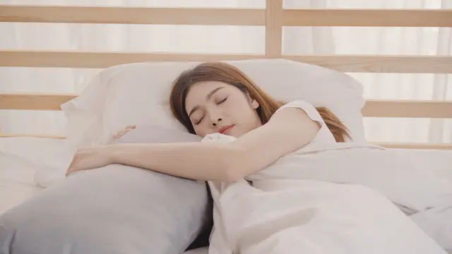 wanita oktober tidur yang cukup