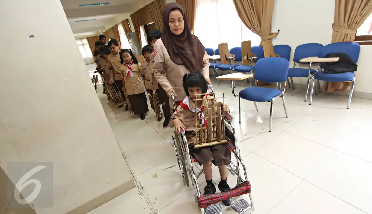 Murid sekolah untuk anak berkebutuhan khusus tampil dalam acara Musik untuk Semua di Jakarta, (2/12). Kegiatan ini bertujuan memotivasi penyandang difabel serta sebagai kampanye peningkatan kesadaran atas hak mereka. (Liputan6.com/Immanuel Antonius)