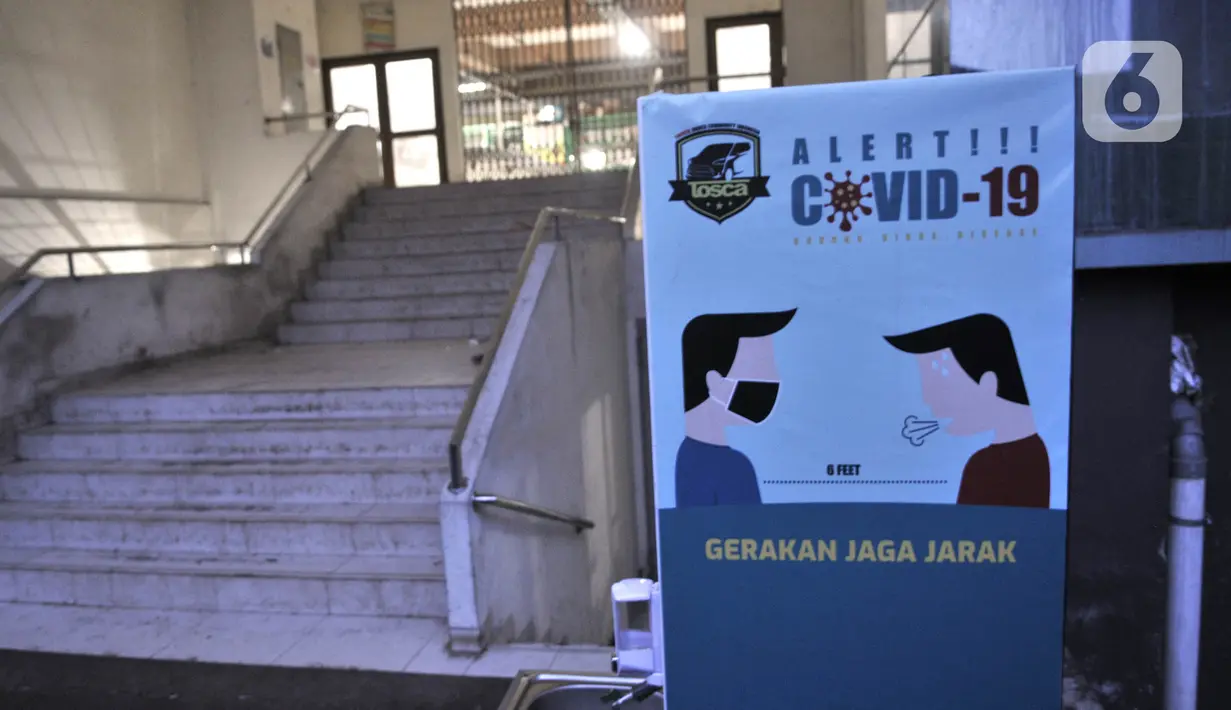 Suasana Pasar Cisalak yang ditutup sementara di Depok, Minggu (31/5/2020). Gugus Tugas Percepatan Penanganan Covid-19 Kota Depok menutup sementara Pasar Cisalak mulai 30 Mei hingga 1 Juni setelah empat orang pedagang dinyatakan positif Covid-19 berdasarkan hasil tes swab. (merdeka.com/Iqbal Nugroho)