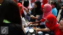Antusias pengunjung saat hendak mencicipi menu makanan sehat dalam dalam acara bazar 'Food for Heart' , Jakarta, Minggu (27/9/2015). Acara tersebut digelar dalam rangka memperingati Hari Jantung Sedunia 2015. (Liputan6.com/Yoppy Renato)