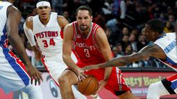 Forward Houston Rockets, Ryan Anderson, berusaha melewati hadangan pemain Detroit Pistons dalam laga babak reguler NBA 2016-2017 di The Palace of Auburn Hills, Michigan, Selasa (22/11/2016) WIB. (AP Photo/Paul Sancya)