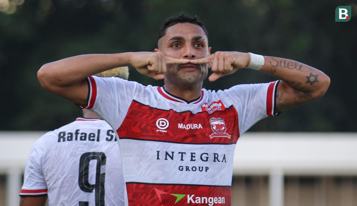 Selebrasi pemain Madura United, Jaimerson Xavier usai menjebol gawang PSS Sleman saat laga pekan keempat BRI Liga 1 2021/2022 di Stadion Madya, Jakarta, Sabtu (25/09/2021) WIB. (Bola.com/Bagaskara Lazuardi)