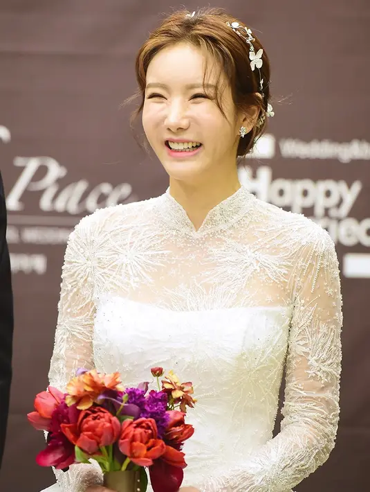 Walaupun usianya sudah sudah menginjak 34 tahun, akan tetapi Jung Ah masih terlihat cantik menawan. Kabarnya setelah menikah, pasangan ini akan melangsungkan bulan madu ke Hawaii. (Foto: soompi.com)