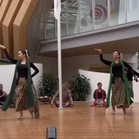 Penampilan Ariel Tatum dan Happy Salma saat menari di Jepang. [@2gek_ayuhenirosan]