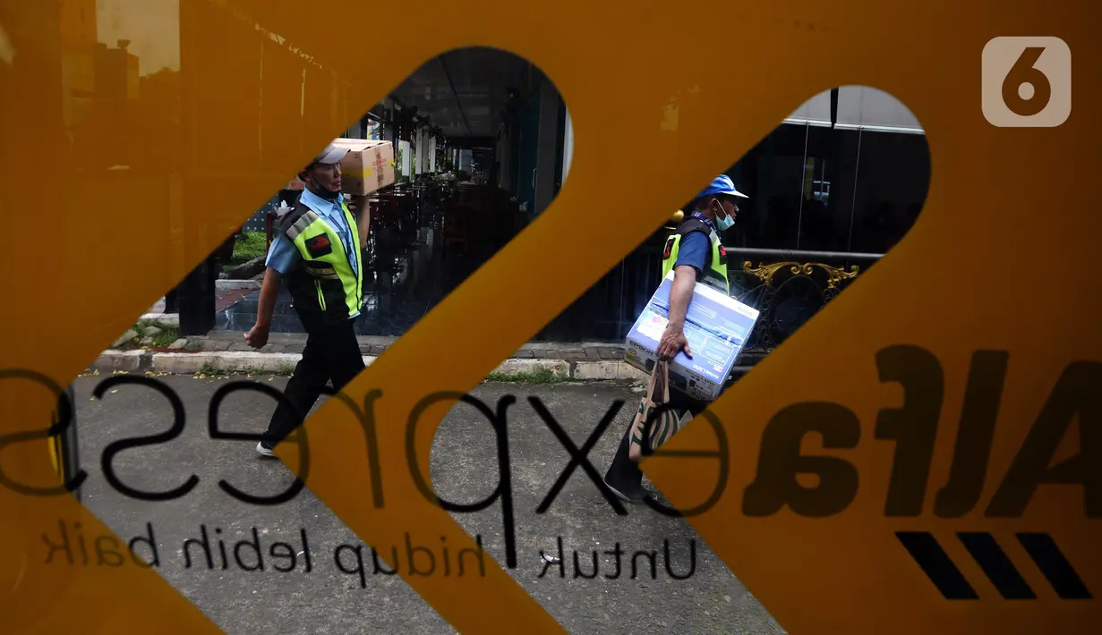 Aktivitas petugas di Bandara Halim Perdanakusuma, Jakarta, Rabu (26/1/2022). Aktivitas keberangkatan dan kedatangan penumpang serta pertokoan dihentikan sementara dan dialihkan ke Bandara Soekarno-Hatta. (merdeka.com/Imam Buhori)