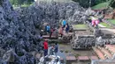 Pengunjung berwisata Taman Sari Goa Sunyaragi, Cirebon Jawa Barat (5/7). Banyak wisatawan menikmati sore hari sambil menunggu waktu berbuka di akhir bulan Ramadan di goa Sunyaragi Cirebon.(Liputan6.com/Angga Yuniar)