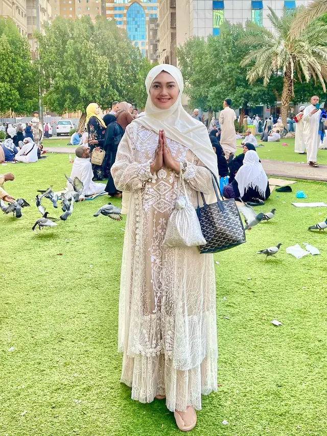 6 Inspirasi Outfit Gamis ala Bella Saphira, Elegan untuk Wanita 50 Tahunan