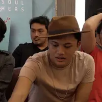 Rizky Febian beri honor manggungnya ke mama.