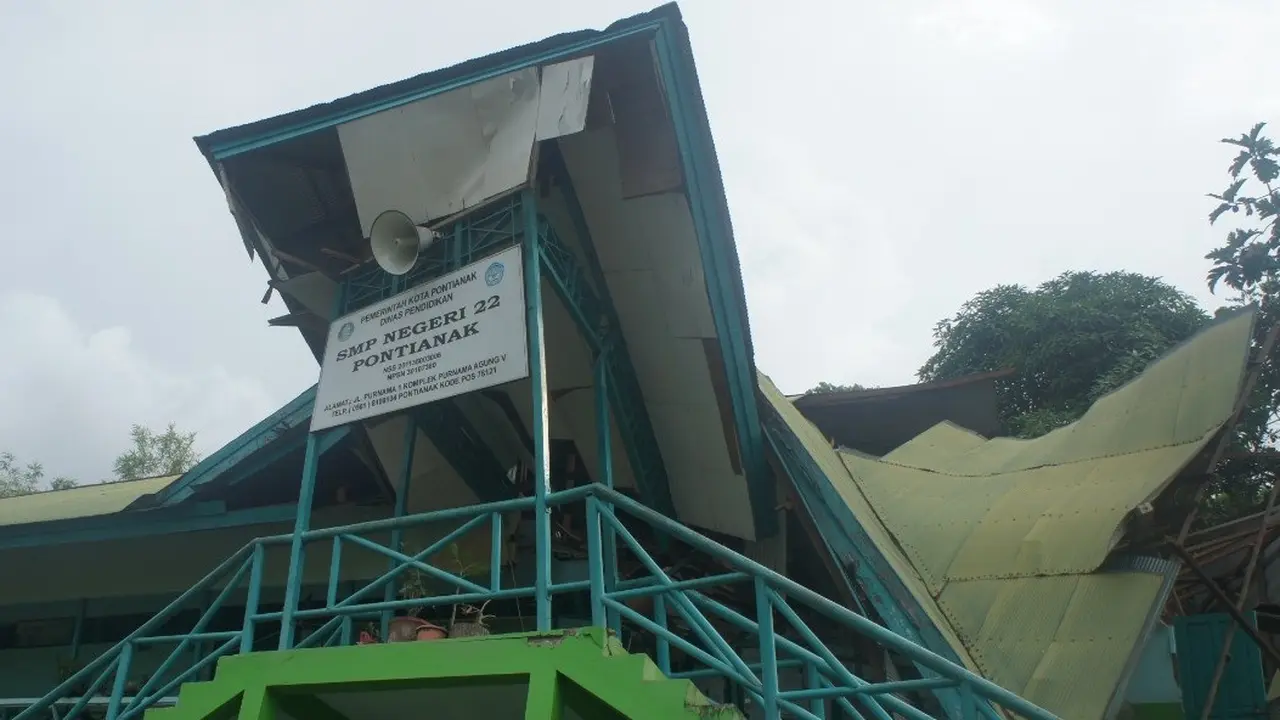 SMPN 22 Pontianak ambruk (Aceng Mukaram/Liputan6.com)