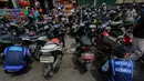 Tampak sejumlah motor yang parkir sembarangan di kawasan Pasar Tanah Abang, Jakarta, Kamis (16/4/2015). Razia dilakukan untuk menciptakan kawasan yang tertib serta nyaman di kawasan Tanah Abang. (Liputan6.com/Faizal Fanani)