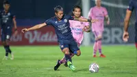 Pemain Arema FC, Kushedya Hari Yudo (kiri) berebut bola dengan pemain Persita Tangerang, Taufiq Febriyanto saat laga pekan kesembilan BRI Liga 1 2021/2022 antara Arema FC melawan Persita Tangerang di Stadion Sultan Agung, Bantul, Rabu (27/10/2021). (Bola.com/Bagaskara Lazuardi)