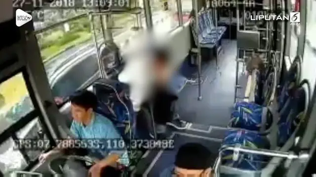 Aksi pencurian yang dilakukan seorang siswa SMA di dalam bus Trans Jogja terekam CCTV.