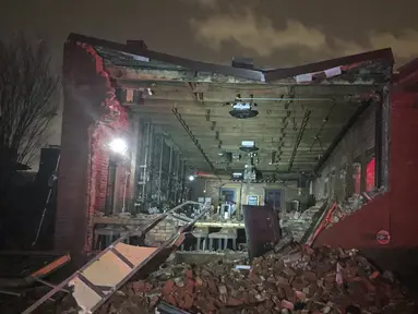 Batu bata dari dinding restoran Geist runtuh setelah tornado menerjang di pusat kota Nashville, Selasa, (3/3/2020). Setidaknya delapan orang tewas ketika dua tornado mendarat di wilayah Tennessee tengah, dan merusak sekitar 40 bangunan di seluruh wilayah Nashville. (Alex Carlson via AP)