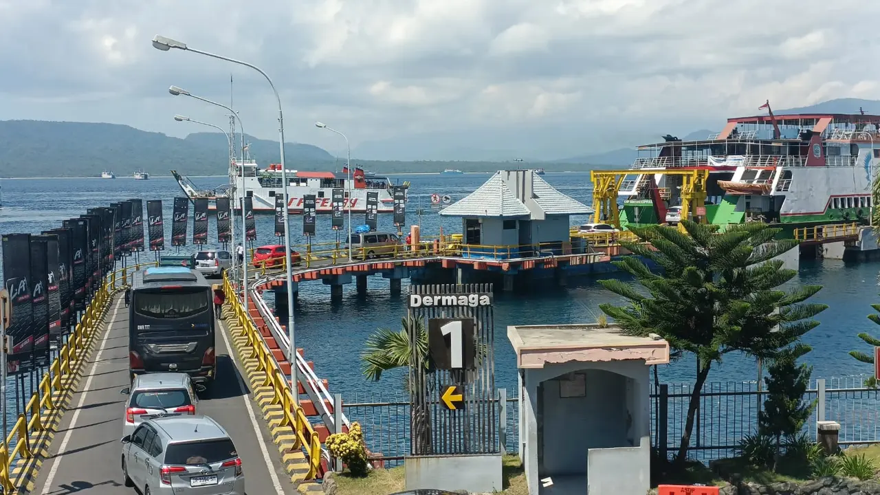 Antrean kendaraan yang hendak menyebrang ke Pulau Bali melalui Pelabuhan Ketapang Banyuwangi (Istimewa)