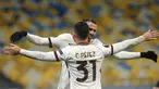 Pemain AS Roma Borja Mayoral merayakan dengan Carles Perez usai mencetak gol ke gawang Shakhtar Donetsk pada pertandingan leg kedua babak 16 besar Liga Europa di Stadion Olimpiyskiy, Kyiv, Ukraina, Kamis (18/3/2021). AS Roma menang dengan skor 2-1. (AP Photo/Efrem Lukatsky)