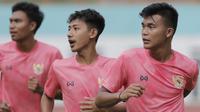 Pemain Timnas Indonesia U-19, Sutan Zico dan Beckham Putra, saat menggelar sesi latihan di Stadion Wibawa Mukti, Cikarang, Senin (13/1/2020). Sebanyak 51 pemain mengikuti seleksi untuk memperkuat skuat utama Timnas Indonesia U-19. (Bola.com/M Iqbal Ichsan)