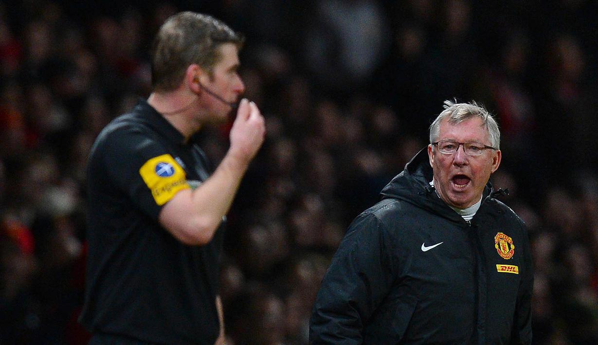 Pelatih Manchester United, Alex Ferguson, protes keras terhadap asisten wasit saat laga boxing day Premier League melawan Newcastle di Stadion Old Trafford, Inggris, Rabu (26/12/2012). (AFP/Andrew Yates)