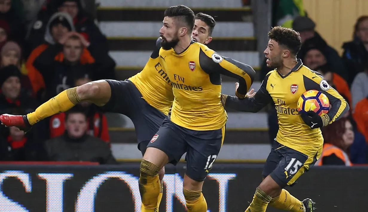 Para pemain Arsenal merayakan gol Olivier Giroud ke gawang Bournemouth. Secara dramatis, pada masa injury time akhirnya The Gunners berhasil menyamakan kedudukan menjadi 3-3. (Reuters/Matthew Childs)