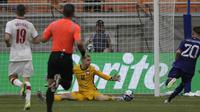 Pemain Timnas Argentina U-17, Franco Mastantuono (kanan) melepaskan tendangan yang masih mampu dimentahkan kiper Timnas Polandia U-17, Michal Matys pada laga ketiga Grup D Piala Dunia U-17 2023 di Jakarta International Stadium (JIS), Jakarta Utara, Jumat (17/11/2023). (Bola.com/Ikhwan Yanuar)
