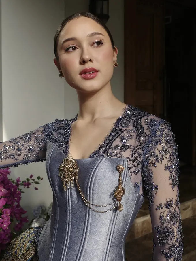 Gaya Anggun Yasmin Napper Berkebaya saat Promosikan Film Terbaru di Beijing