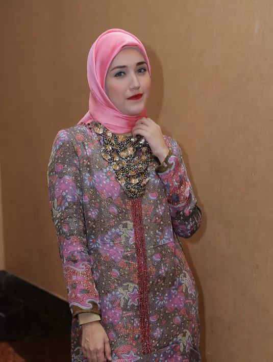 Bukan hal yang gampang bagi Adelia mengenakan hijab. Apalagi ia mendampingi suaminya bertugas di Palu yang cuacanya terbilang panas. (Andy Masela/Bintang.com)