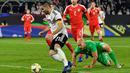 Gelandang Jerman, Ilkay Gundogan, berusaha melewati kiper Serbia, Marko Dmitrovic, pada laga persahabatan di Stadion Volkswagen, Rabu, (20/3). Jerman ditahan imbang 1-1 oleh Serbia. (AFP/John Macdugall)