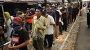 Warga antre saat pembagian daging kurban di sekitar Masjid Al Azhar, Jakarta, Jumat (1/9). Masjid Al Azhar Jakarta memotong dan mendistribusikan ratusan hewan kurban pada Hari Raya Idul Adha 1438 H. (Liputan6.com/Helmi Fithriansyah)