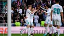 Gelandang Real Madrid, Toni Kroos bersama rekan setimnya merayakan gol ke gawang Sevilla dalam lanjutan pekan ke-15 Liga Spanyol di Santiago Bernabeu, Sabtu (9/12). Real Madrid membantai tamunya Sevilla dengan skor 5-0. (PIERRE-PHILIPPE MARCOU)