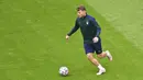 Pemain Italia Ciro Immobile menggiring bola saat sesi latihan di Stadion Football Arena, Munich, Jerman, Kamis (1/7/2021). Italia akan menghadapi Belgia pada pertandingan perempat final Euro 2020. (Stuart Franklin, Pool via AP)