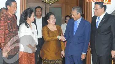 Mahathir Mohamad  kunjungi Megawati Soekarnoputri di Jalan Teuku Umar, Jakarta Pusat, Senin (14/4) (Liputan6.com/Herman Zakharia).