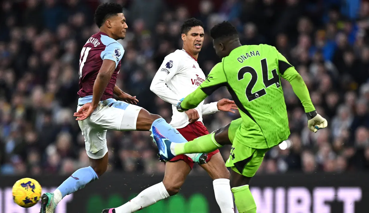 Kiper Manchester United, Andre Onana, menghalau bola saat melawan Aston Villa pada laga pekan ke-24 Premier League 2023/2024 di Villa Park, Minggu (11/02/2024). (AFP/Paul Ellis)