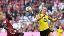 <p>Striker Borussia Dortmund Erling Haaland (kanan) berebut bola dengan bek Bayern Munchen Dayot Upamecano pada pekan ke-31 Bundesliga musim 2021/2022 di Allianz Arena, Minggu (24/4/2022) dini hari WIB. Bayern Munchen kembali menjadi juara Bundesliga usai menghajar rivalnya Borussia Dortmund 3-1. (Christof STACHE / AFP)</p>