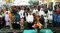 Ketua Fraksi PKS di DPR Jazuli Juwaini menggelar buka puasa dengan warga sekitar di kediamanannya, Kampung Sawah, Ciputat, Tangerang Selatan, Banten, Minggu (26/6/2016). (Liputan6.com/Taufiqurrohman)